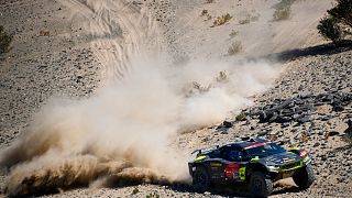 Rallye Dakar in Saudi-Arabien - Carlos Sainz gewinnt Auftakt