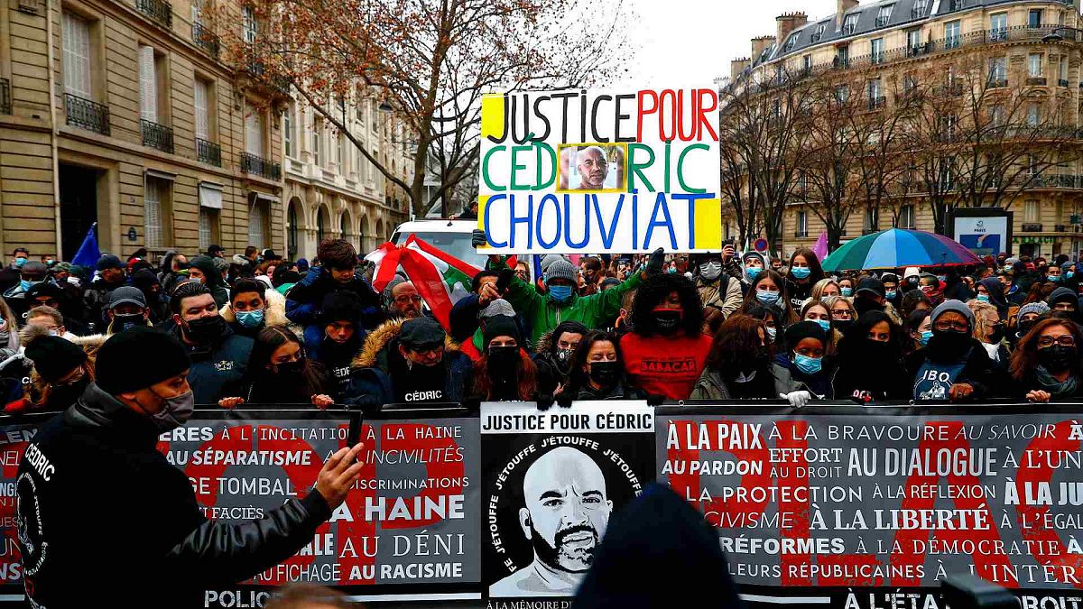 Сотни людей собрались в Париже, чтобы почтить память Седрика Шувиа, погибшего от рук полицейского 3 января прошлого года