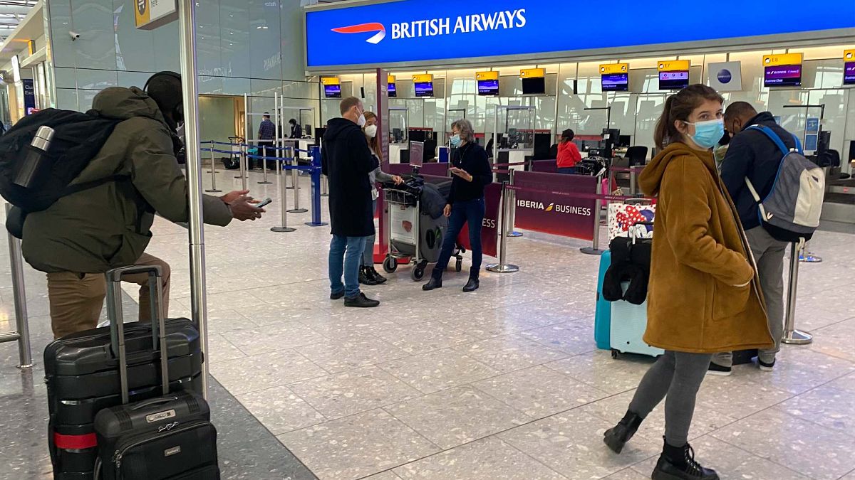المسافرون البريطانيون العائدون إلى منازلهم في إسبانيا  مُنعوا من ركوب الطائرات، في مطار هيثرو بلندن، السبت 2 كانون الثاني يناير 2021