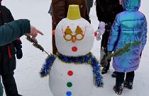 شاهد: روس يستمتعون بفصل الشتاء وسط مهرجان مخصص لـ"رجل الثلج"