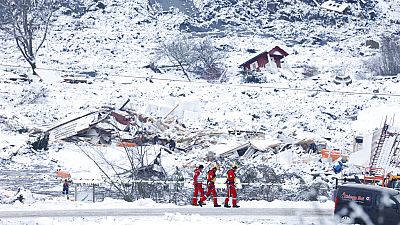 شاهد: ملك وملكة النرويج يتنقلان إلى موقع حادث الانهيار الأرضي وسط سباق مع الزمن للبحث عن ناجين 