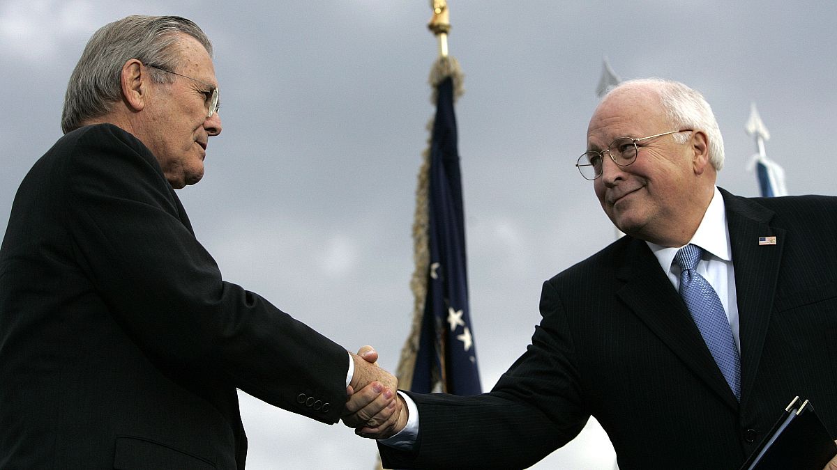 Donald Rumsfeld leköszönő védelmi miniszter (b) és Dick Cheney alelnök kézfogása 2006. december 15-én
