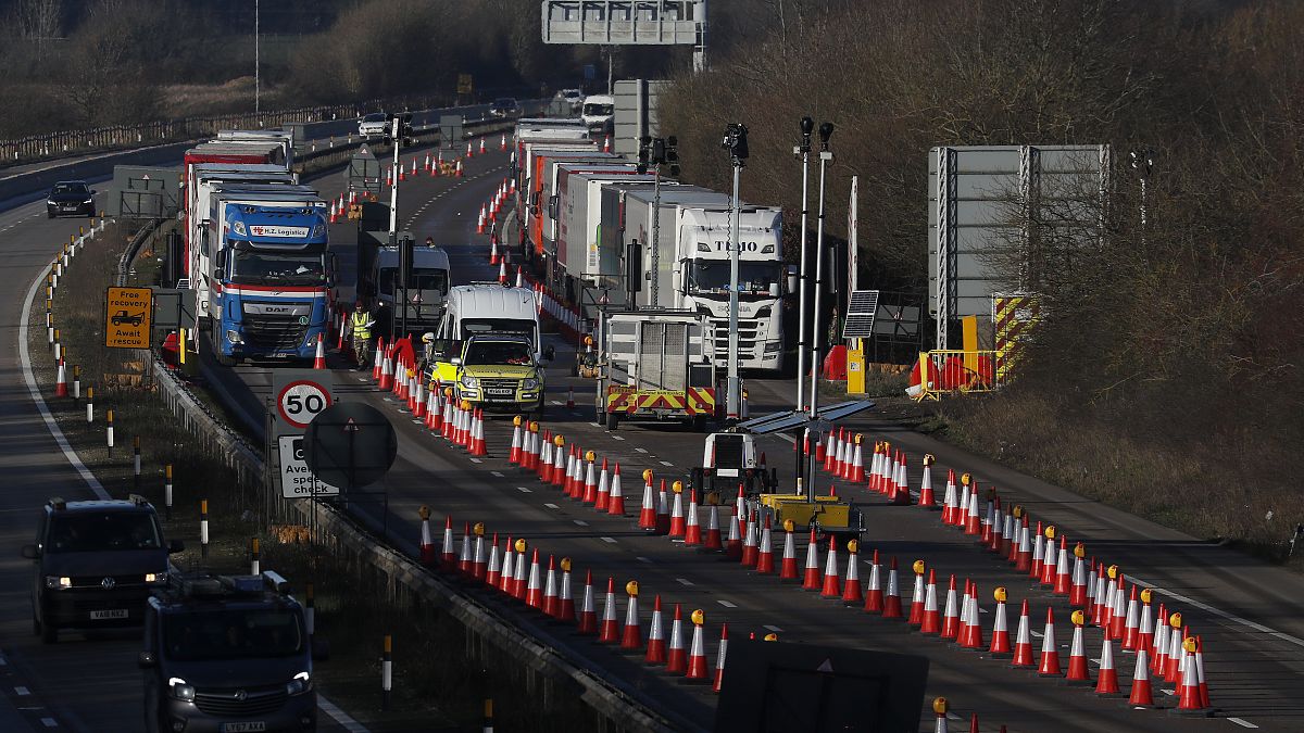 الشاحنات تصطف عند نقطة تفتيش على الطريق السريع في أشفورد بعد توقيع اتفاق بريسكت. الخميس 31 ديسمبر 2020.