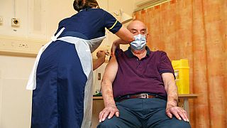 COVID-19 | Brian Pinker, el primer paciente en recibir la vacuna de AstraZeneca en el Reino Unido