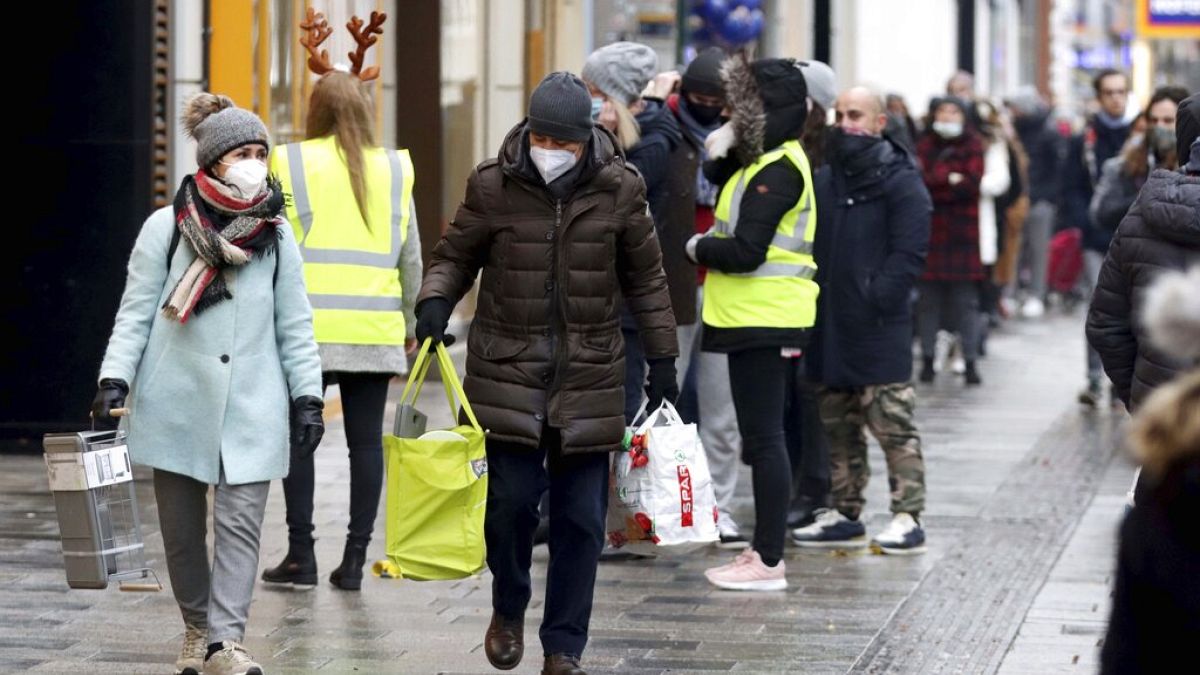 Menschen beim Einkaufen in Wien, nach Ende des zweiten Lockdowns, 7.12.2020