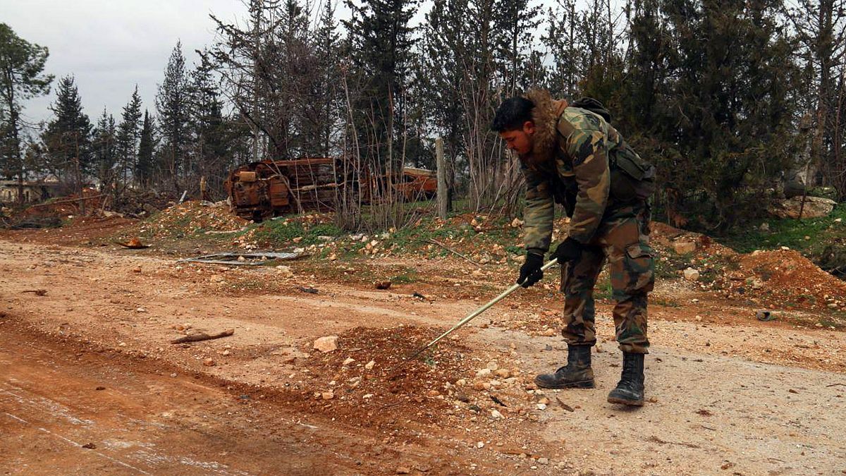 جندي سوري يبحث عن ألغام مزروعة على الطريق السريعة أم5 التي استعاد النظام لسوري السيطرة عليها. 2020/02/15