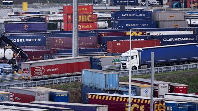 Pouco movimento no porto de Calais em direção ao Reino Unido