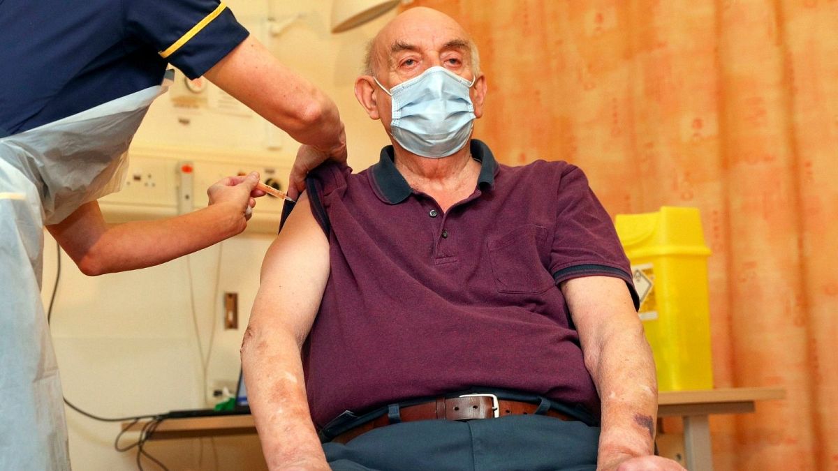برایان پینکر، بریتانیایی ۸۲ ساله اولین دوز از واکسن آسترازنکا-‌آکسفورد را تزریق کرد