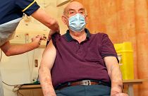 برایان پینکر، بریتانیایی ۸۲ ساله اولین دوز از واکسن آسترازنکا-‌آکسفورد را تزریق کرد