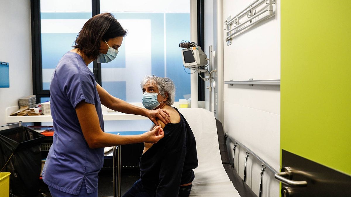 تطعيم للعاملين في مجال الرعاية الصحية الذين تتراوح أعمارهم بين 50 عامًا وأكثر، مستشفى "Hotel-Dieu" في باريس، 2 يناير 2021