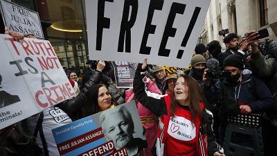 شاهد: أنصار مؤسس ويكيليكس جوليان أسانج يحتفلون بقرار محكمة بريطانية رفض تسليمه إلى الولايات المتحدة