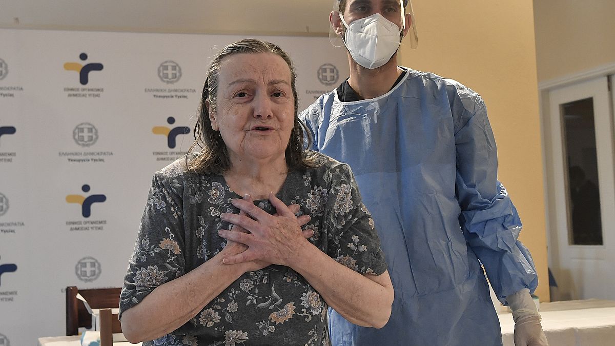 Η ηλικιωμένη γυναίκα, που ζει σε οίκο ευγηρίας στην Αθήνα, είναι από τους πρώτους εμβολιασθέντες στην Ελλάδα