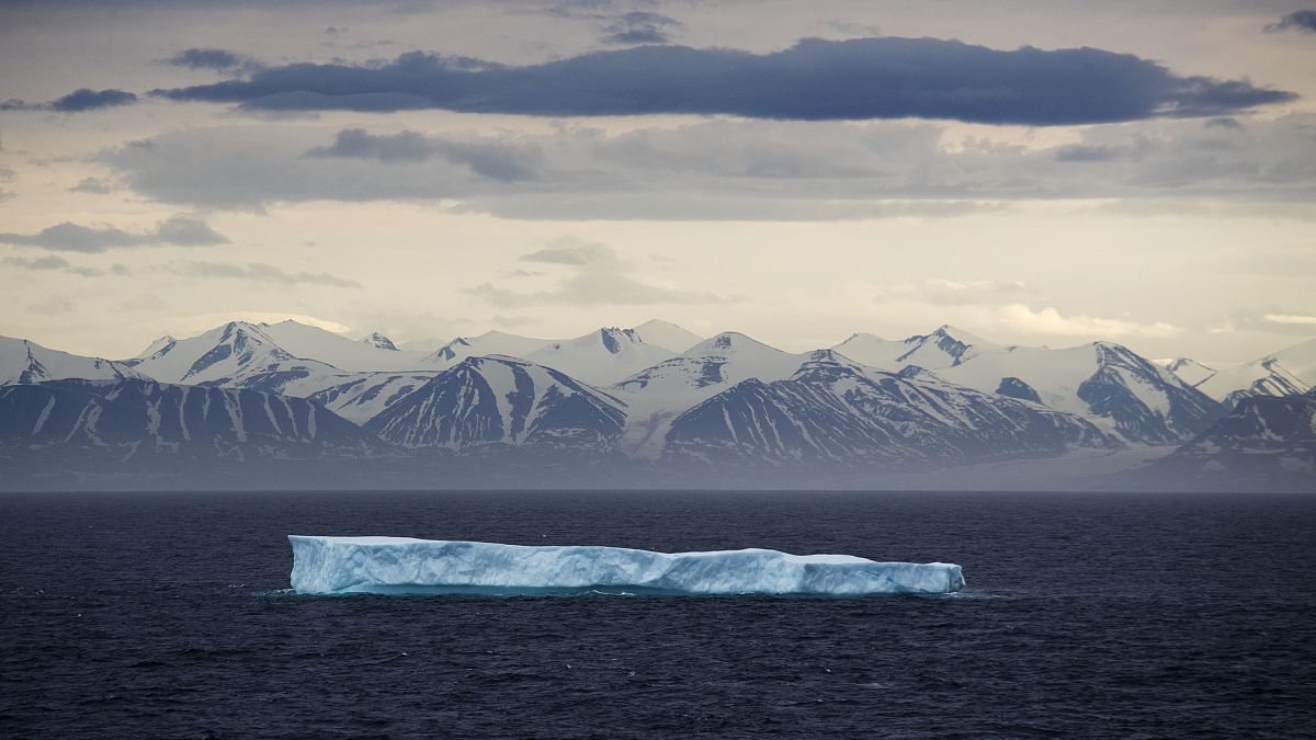 جبل جليدي يطفو فوق جزيرة بيلوت في أرخبيل القطب الشمالي الكندي