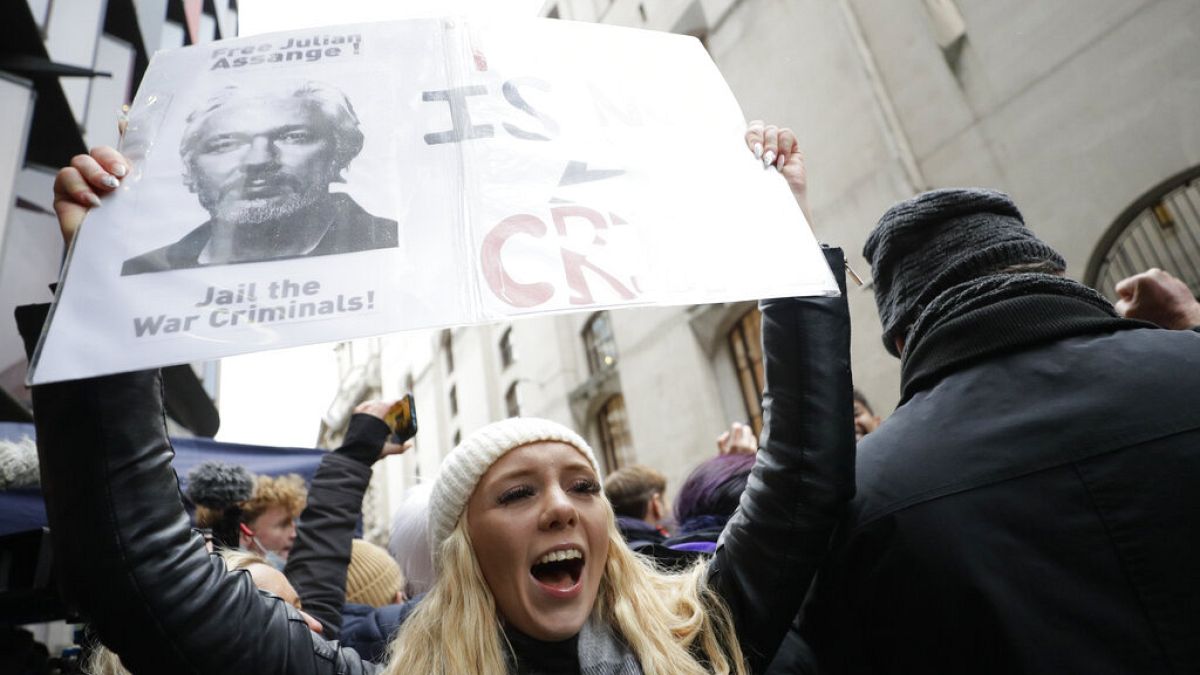 Unterstützerin von Julian Assange in London