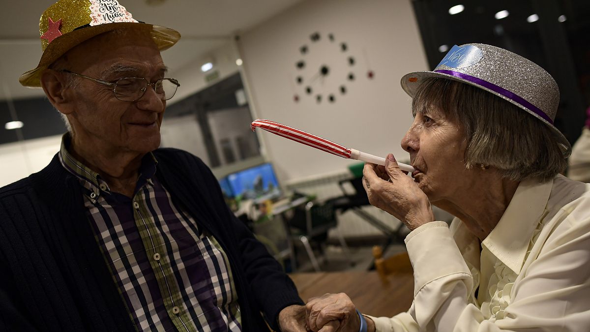 Residentes de un asilo de ancianos celebran la Nochevieja en Estella, en el norte de España.