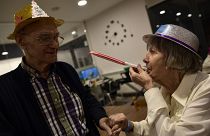 Residentes de un asilo de ancianos celebran la Nochevieja en Estella, en el norte de España.