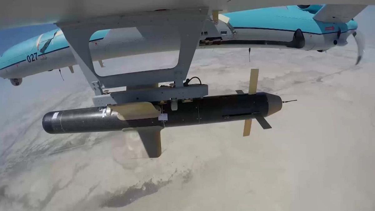 طائرة إيرانية  مسسرة تحمل صاروخاً - تدريبات عسكرية