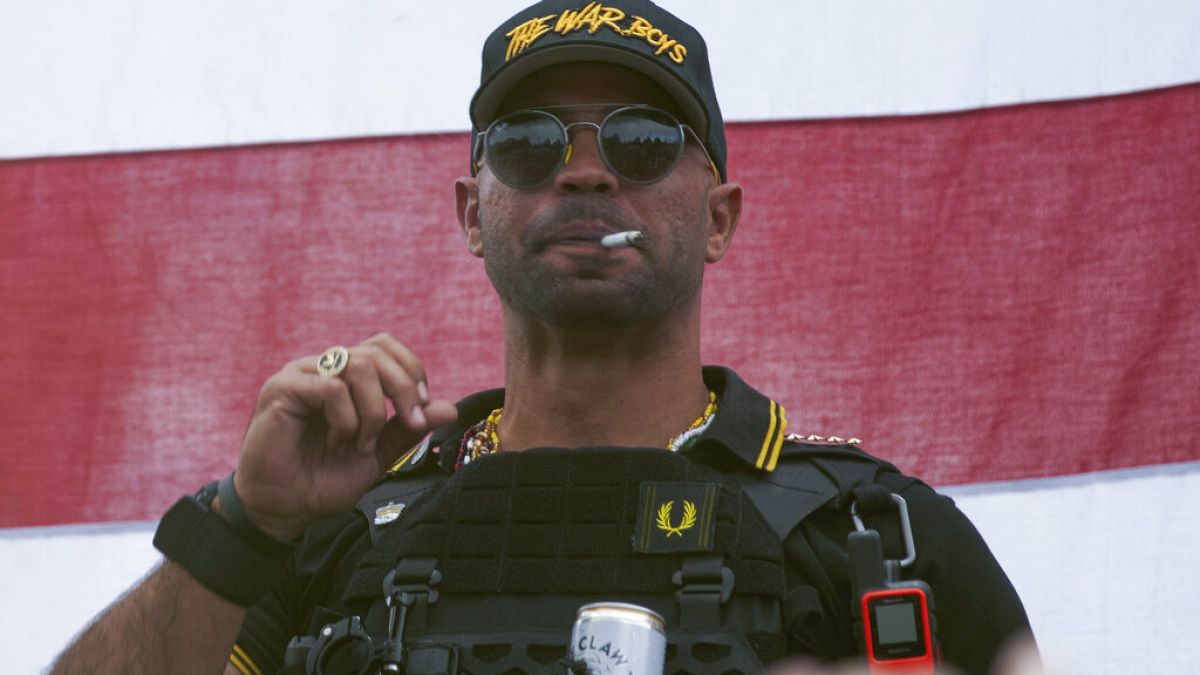 "Proud Boys"-Boss Henry "Enrique" Tarrio trägt eine Kappe mit der Aufschrift "The War Boys" während einer Kundgebung in Portland, Oregon,26.09.2020 