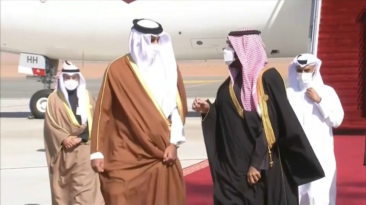ولي العهد السعودي الأمير محمد بن سلمان يستقبل أمير قطر الشيخ تميم بن حمد آل ثاني في مدينة العلا السعودية