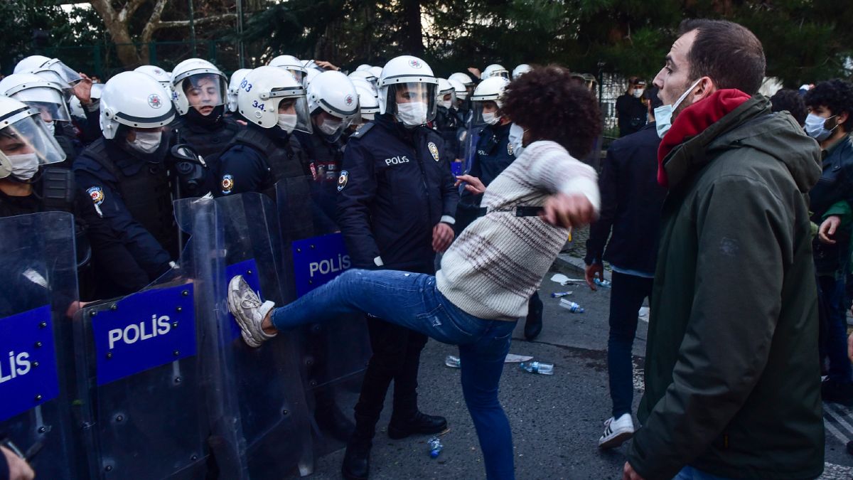 اشتباكات بين الشرطة التركية والطلبة في اسطنبول