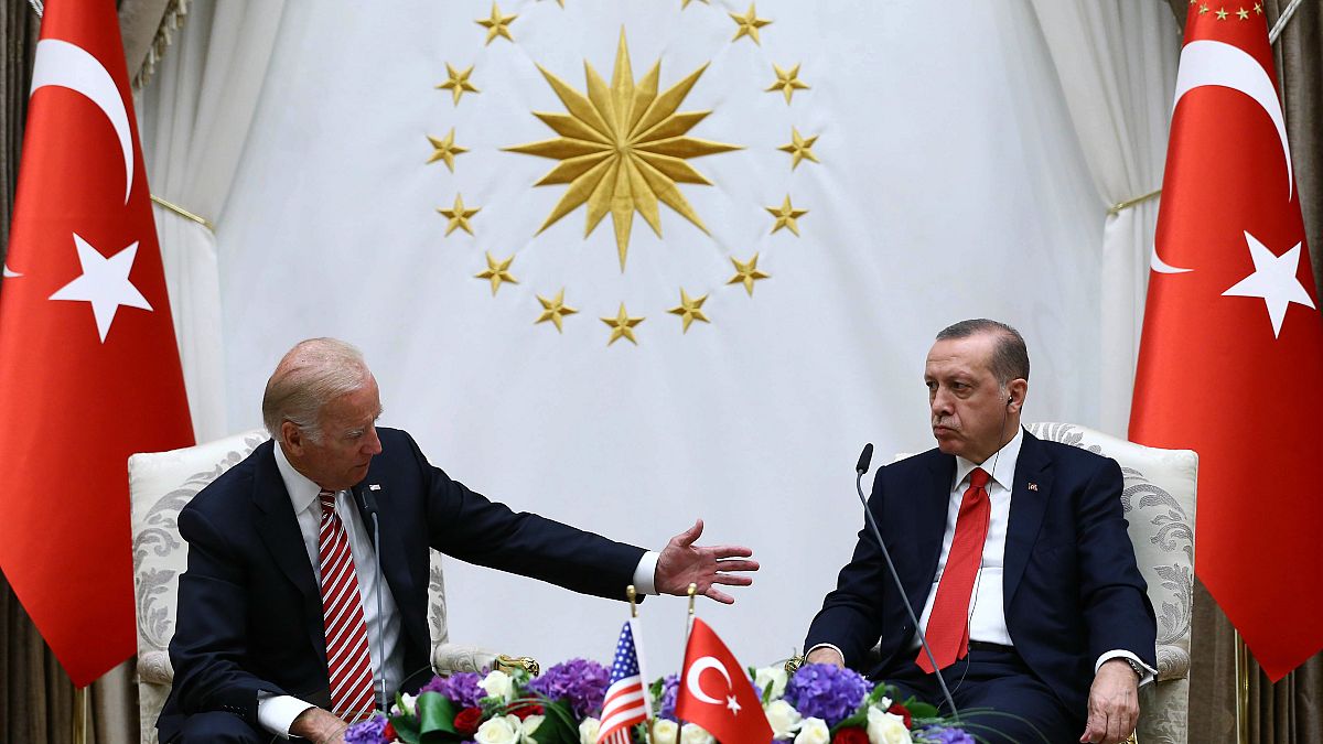 بایدن و اردوغان در حال گفتگو در سال ۲۰۱۶