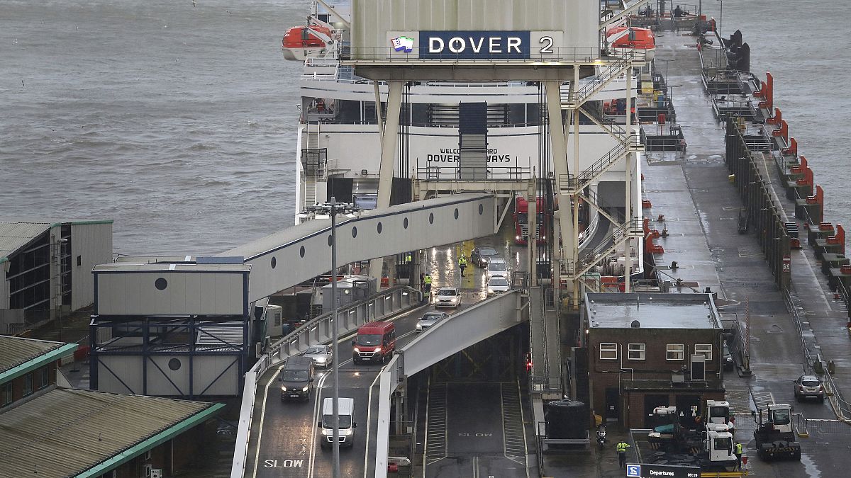 I camion arrivano al porto di Dover nel primo giorno di piena operatività dopo l'entrata in vigore della Brexit, 4 gennaio 2021