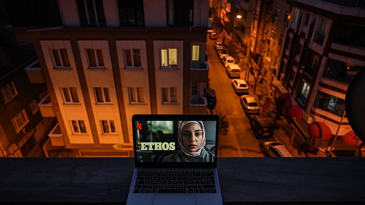 لقطة من المسلسل التركي "طيف اسطنبول" الذي يعرض  للجمهور العالمي باسم "إتوس"