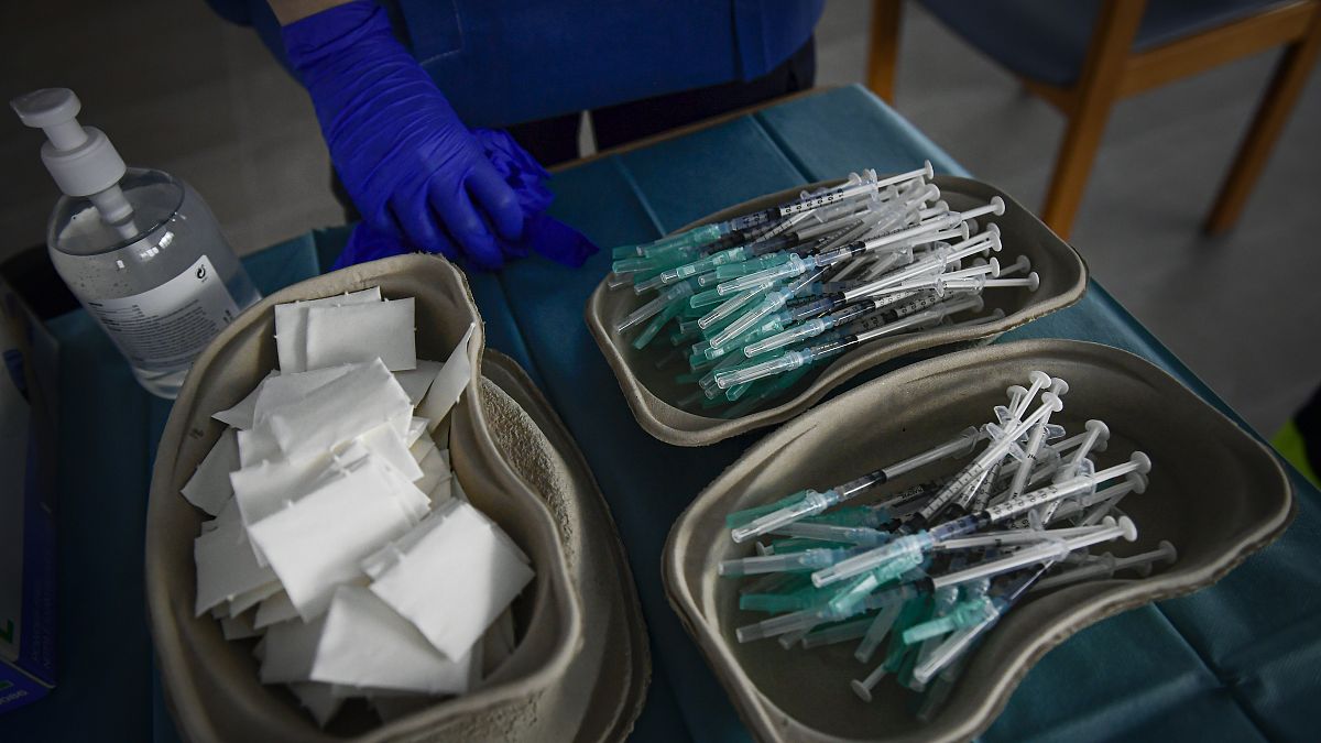 El personal sanitario prepara algunas vacunas contra la COVID-19 de Pfizer en la residencia de ancianos Ibaneta, en Erro, a unos 35 kms de Pamplona, al norte de España.