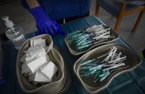 Medizinisches Personal bereitet im Pflegeheim Ibaneta bei Pamplona den Corona-Impfstoff von Biontech/Pfizer vor
