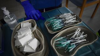 El personal sanitario prepara algunas vacunas contra la COVID-19 de Pfizer en la residencia de ancianos Ibaneta, en Erro, a unos 35 kms de Pamplona, al norte de España.