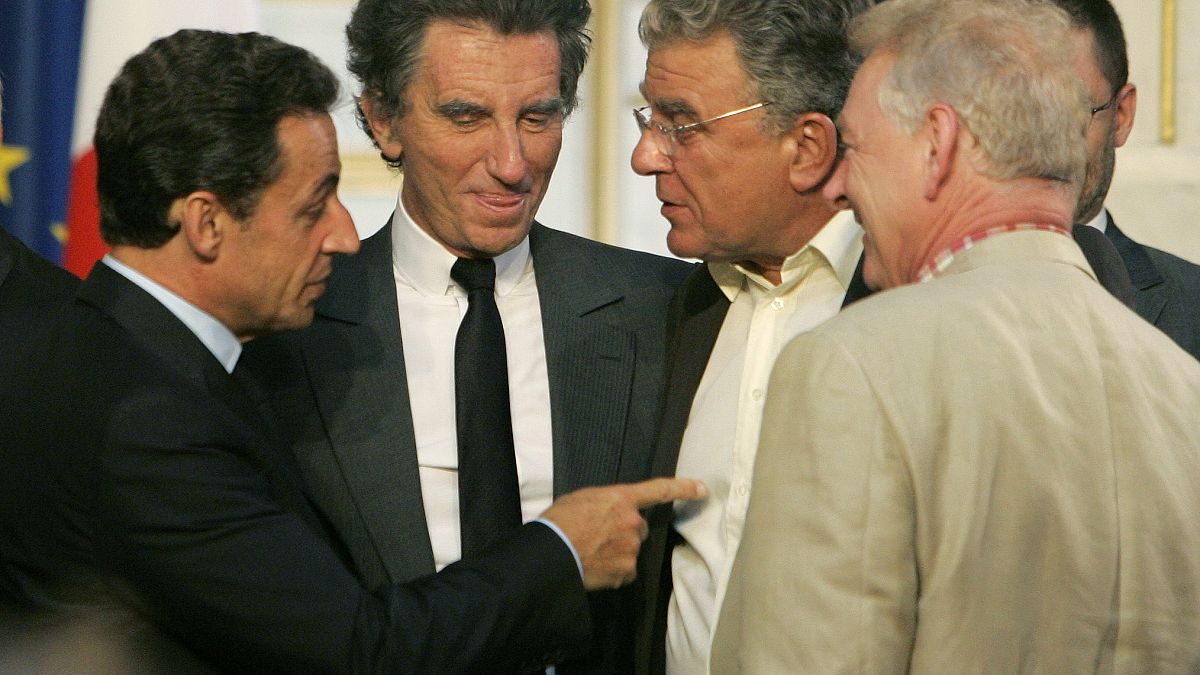 El presidente francés Nicolas Sarkozy, a la izquierda, señala al socialista Olivier Duhamel, 2º a la derecha, en 2007