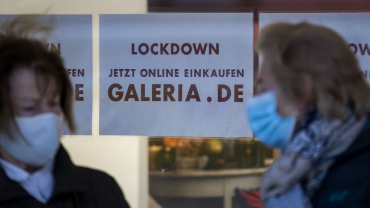 Zwei Frauen vor einem geschlossenen Kaufhaus in Berlin