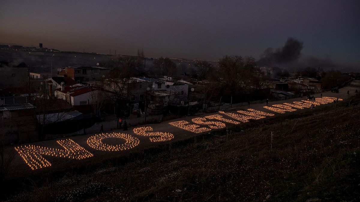 Vecinos y una ONG escribieron con velas encendidas "Nos están apagando" para protestar por la falta de suministro eléctrico