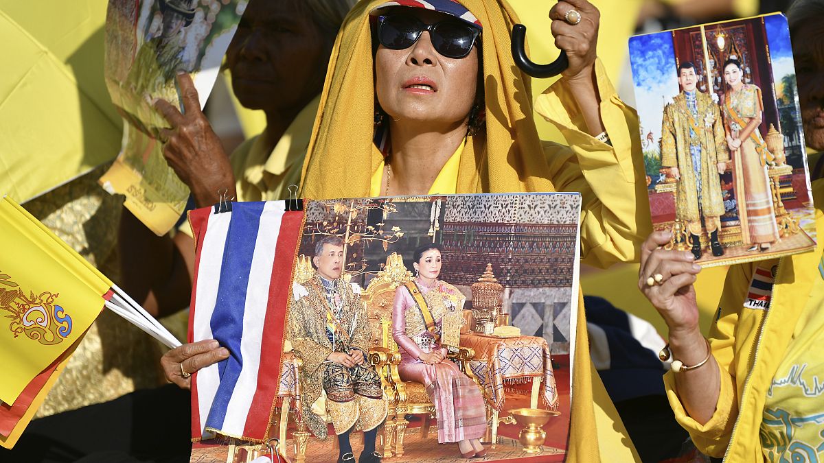 Rama X. hat in Thailand immer noch viele Fans: Anhängerin bei Inthronisierung im Dezember 2019