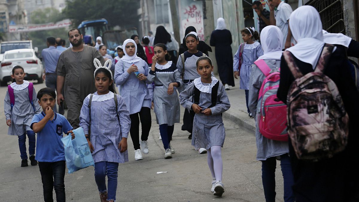 تلاميذ يسيرون نحو مدرسة تديرها الأمم المتحدة في مخيم الشاطئ في قطاع غزة. 2020/08/08