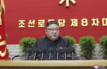 Líder da Coreia do Norte admite erros