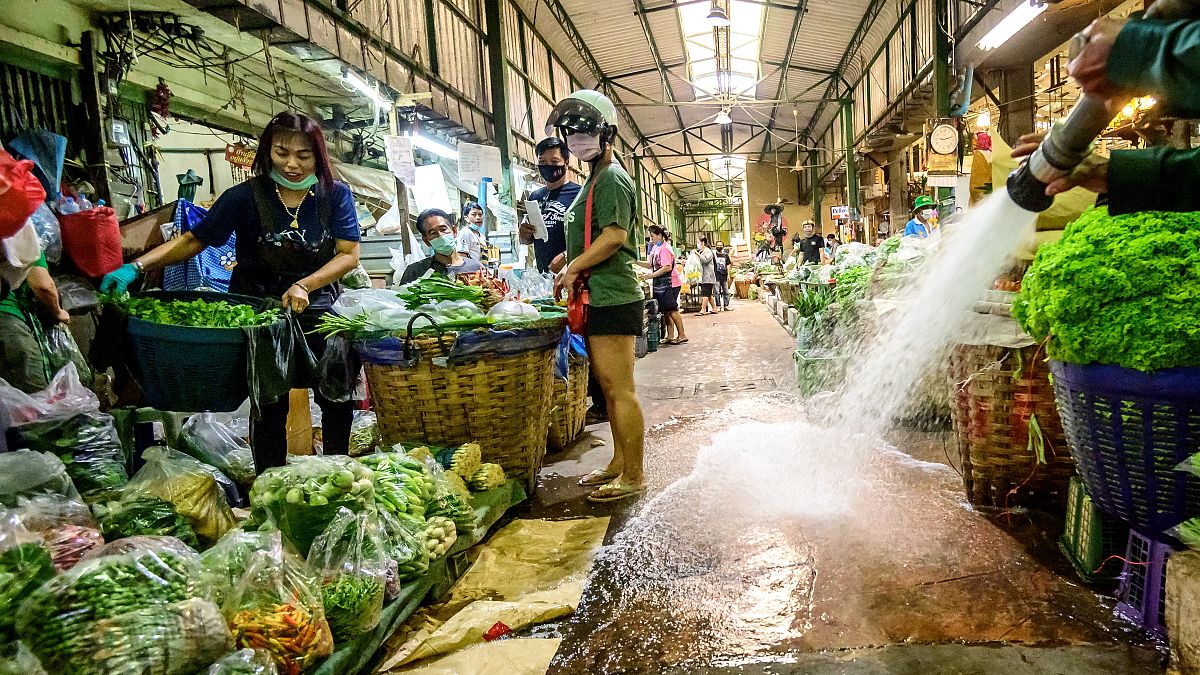 عملية تطهير كبيرة في سوق للزهور- بانكوك 