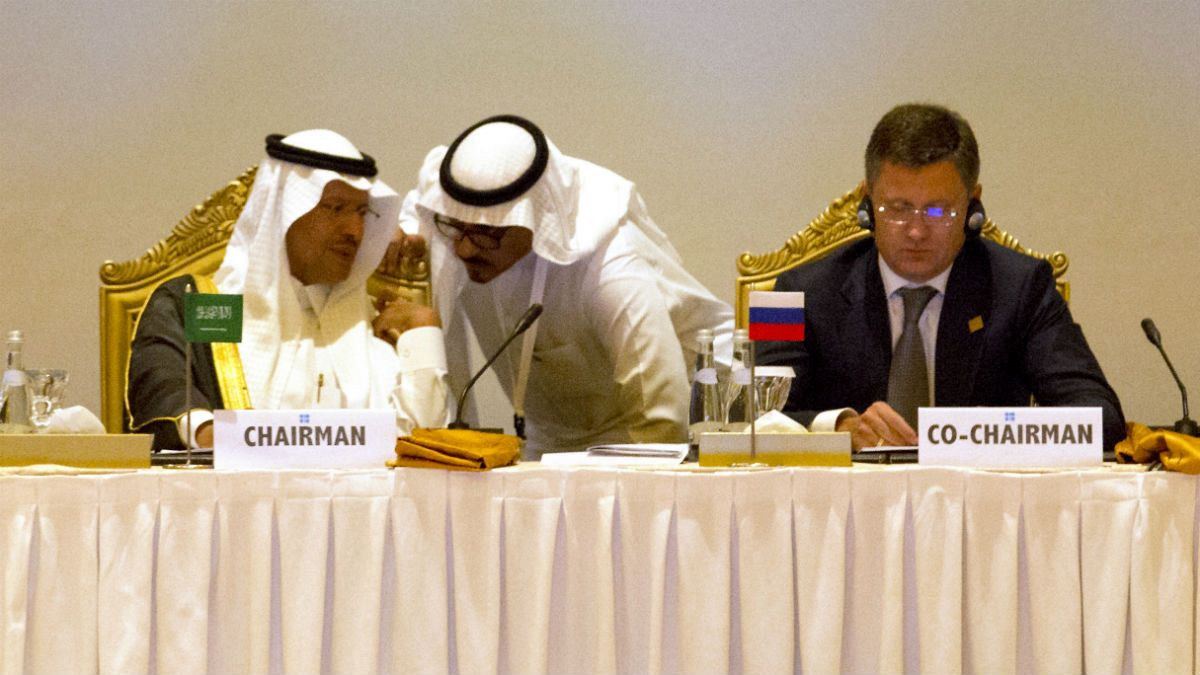 الکساندر نواک، وزیر انرژی روسیه و عبدالعزیز بن‌سلمان، وزیر انرژی عربستان سعودی در نشست سال ۲۰۱۹ اوپک پلاس