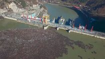 شاهد: جزر من أطنان النفايات العائمة تغطي نهر ديرنا  في البوسنة