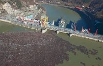 Bosnie : une importante quantité de déchets envahit un barrage