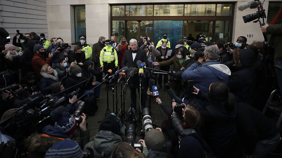 اعلام حکم دادگاه جولیان آسانژ به خبرنگاران در لندن