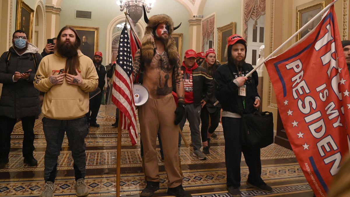 Des partisans de Donald Trump à l'intérieur du Capitole, à Washington, le 6 janvier 2021