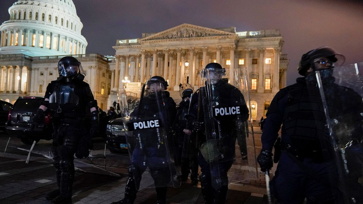 Polícia expulsa manifestantes do Capitólio dos EUA