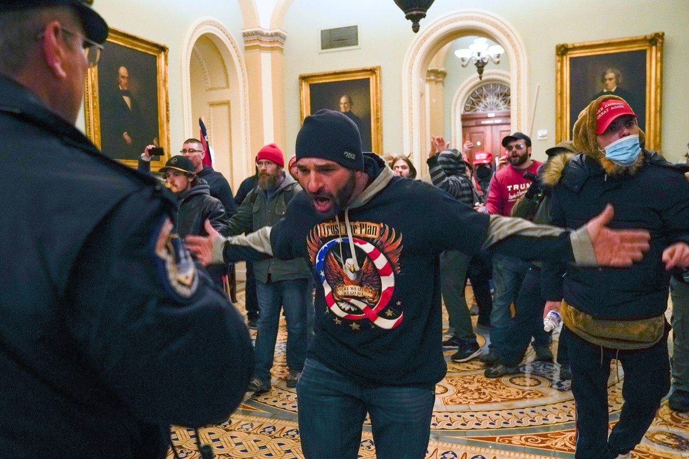 Los partidarios de Trump frente a la policía del Capitolio de los Estados Unidos en el pasillo fuera de la cámara del Senado en el Capitolio en Washington, Estados Unidos.  6 de enero de 2021