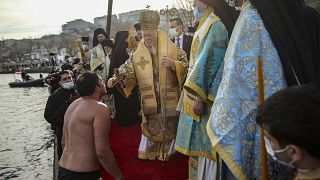 Константинопольский патриарх Варфоломей встречает верующего, который окунался за крестом в Босфор