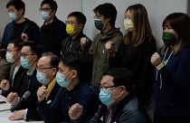 Miembros del partido pro-democrático gritan consignas en respuesta a los arrestos masivos durante una conferencia de prensa en Hong Kong, el 6 de enero de 2021.