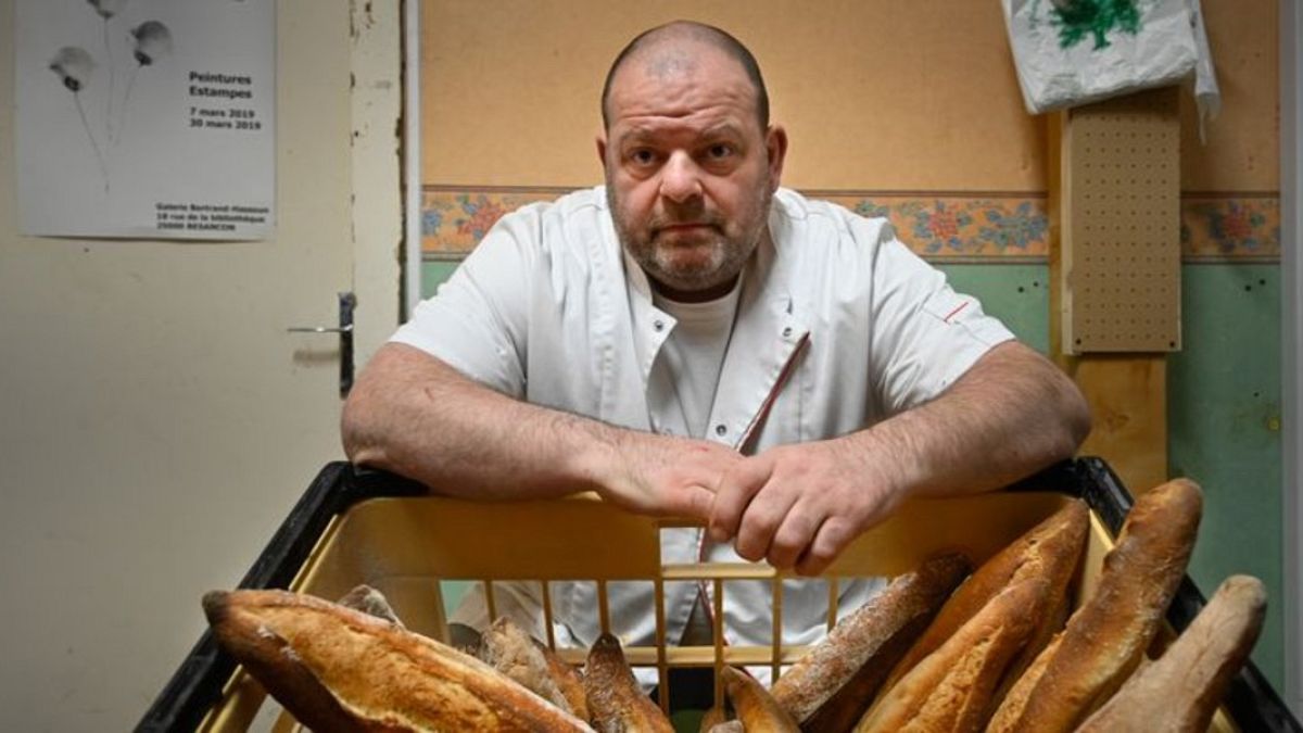 مالک نانوایی در بزانسون که اعتصاب غذا کرده است. 