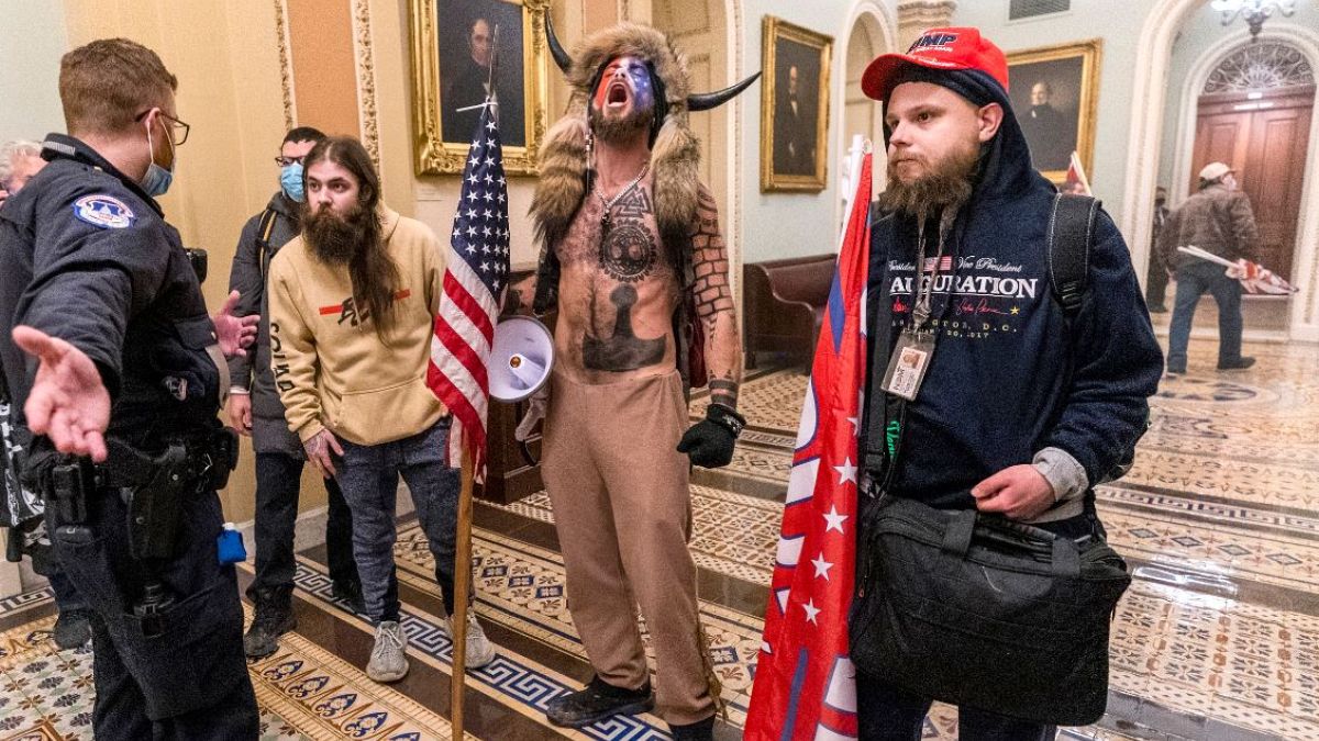 Seguidores de Trump se enfrentan en el Capitolio a los agentes de seguridad