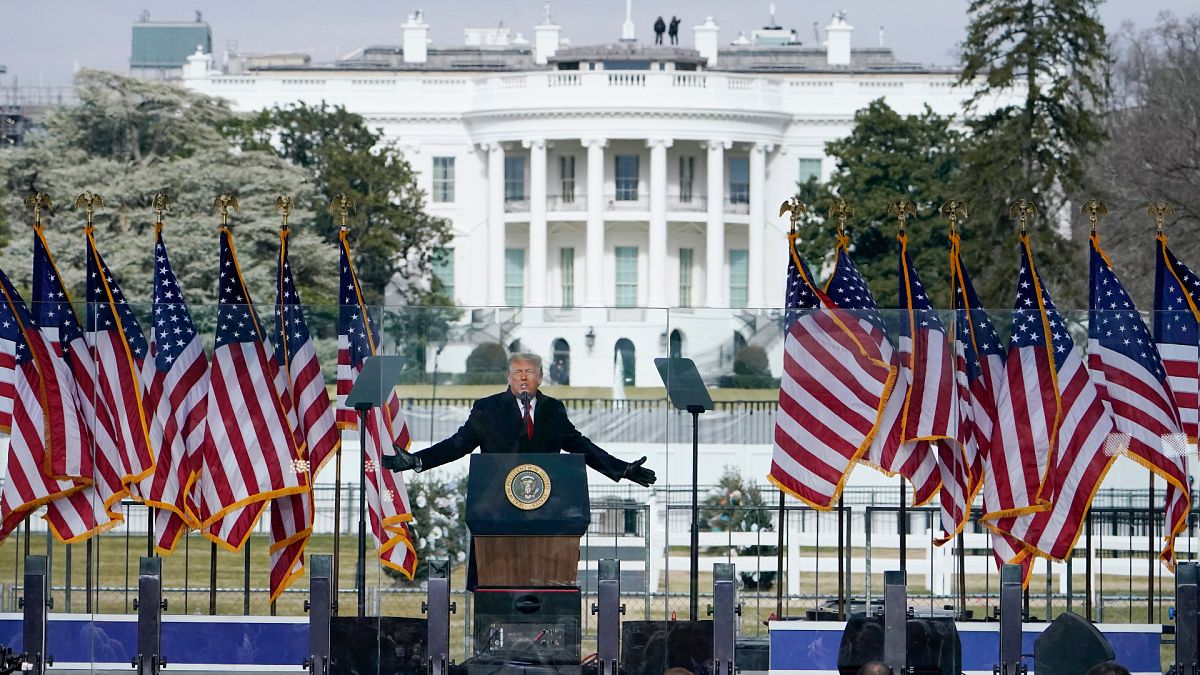 ABD Başkanı Donald Trump Beyaz Saray önünde