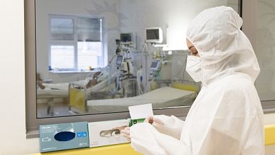 Jelenleg 581 koronavírusos beteg van lélegeztetőgépen